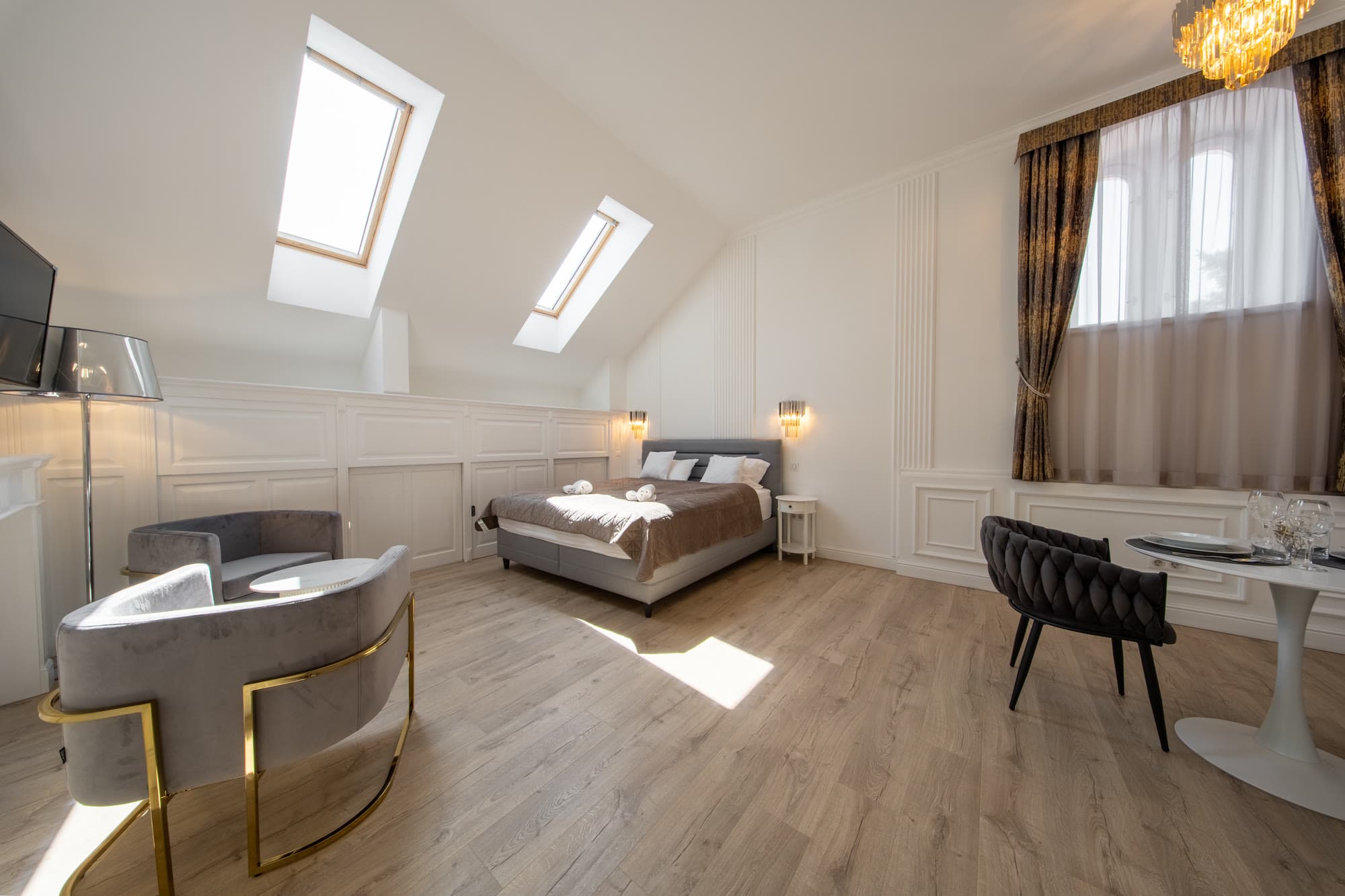 Napfényes apartman franciaággyal és étkezősarokkal.